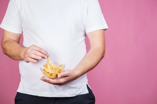 Hombre glotón comiendo papas fritas. ración desequilibrada — Foto de Stock