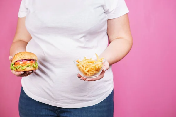 Perda de peso, comida não saudável. mulher com fast food — Fotografia de Stock