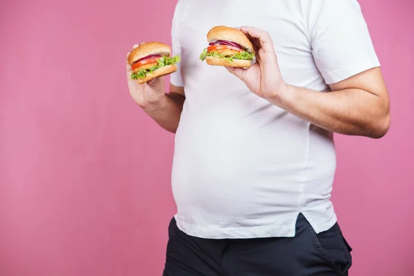 Comida rápida y aumento de peso. hombre gordo con hamburguesas — Foto de Stock