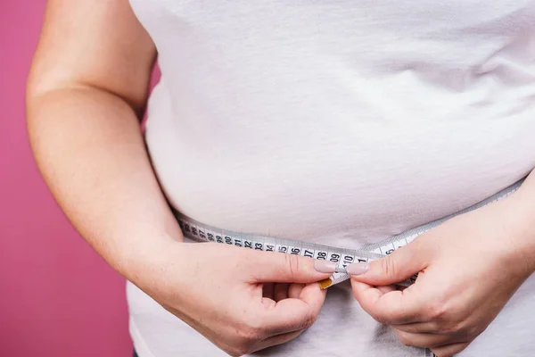 Sobrepeso, pérdida de peso, dieta. Mujer gorda de cerca —  Fotos de Stock