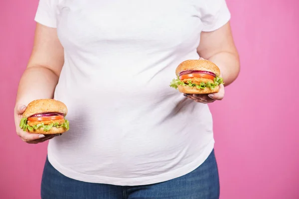 Pérdida de peso, alimentos poco saludables. mujer con hamburguesas — Foto de Stock
