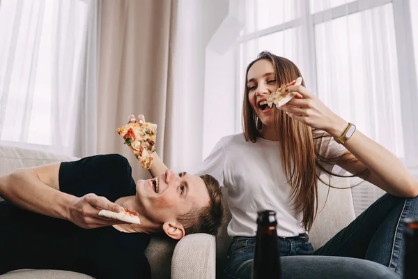 Fiesta, amistad, comida a domicilio, la gente come pizza —  Fotos de Stock