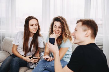mutlu insanlar istimal hareket eden telefon app gülüyor