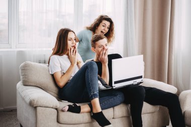 Genç insanlar beklenmedik iyi haber almak