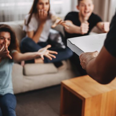 teslimatçı müşterilerine pizza kutusu getir