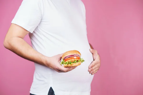 Fast food, alimentazione malsana. uomo grasso con hamburger . — Foto Stock