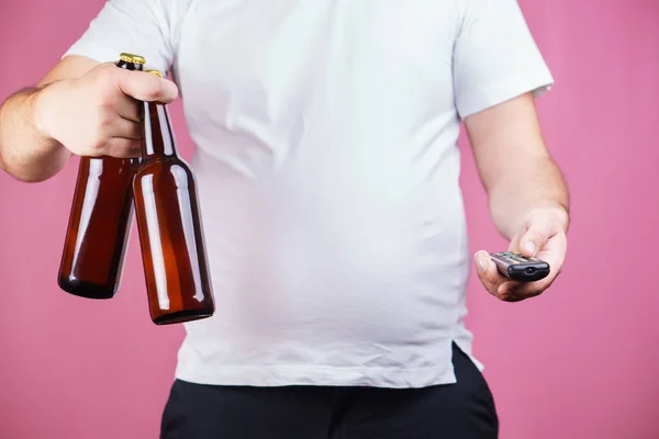 太りすぎ ビール腹 アルコール党 アルコール中毒 ビール瓶を持つ肥満男 不健康な生活習慣と悪い習慣 — ストック写真