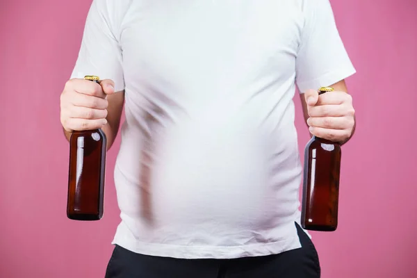 Vientre de cerveza, adicción al alcohol. gordo con cerveza —  Fotos de Stock