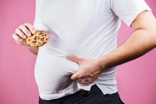 Comida chatarra, adicción al azúcar. hombre gordo con galletas — Foto de Stock