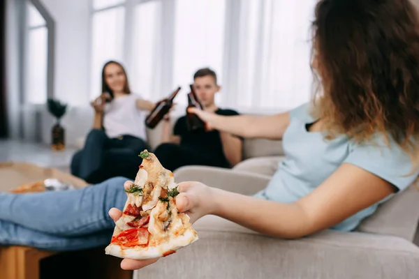 Arkadaşlar pizza yiyip bira, şişe tungur içelim — Stok fotoğraf