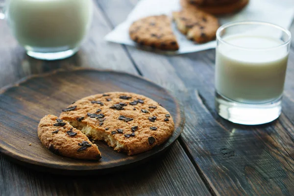 çikolatalı kurabiye ve süt