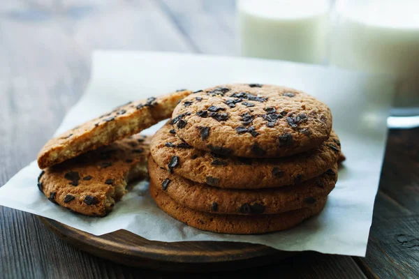 yığın çikolata parçaları ile ev yapımı kurabiye