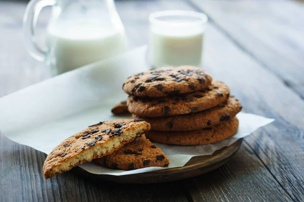 Çikolatalı kurabiye ve taze süt