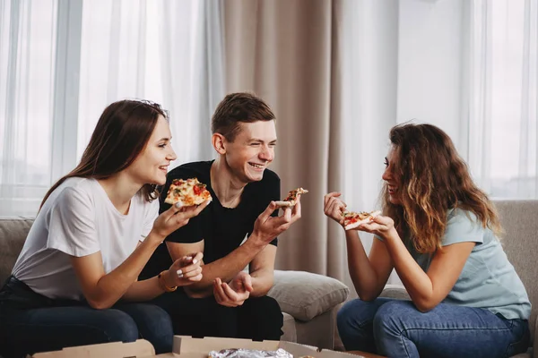 Conversación amistosa, comida rápida, ocio, fiesta —  Fotos de Stock