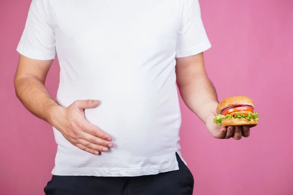 Hombre glotón con hamburguesa. hambre, dieta poco saludable —  Fotos de Stock