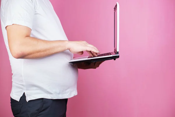 Manque d'activité physique, homme gras avec ordinateur portable — Photo