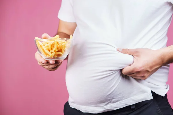 Alimentación poco saludable, hombre con gran vientre y comida rápida — Foto de Stock