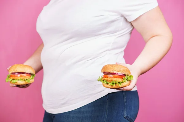 Pérdida de peso, alimentos poco saludables. mujer con hamburguesas — Foto de Stock