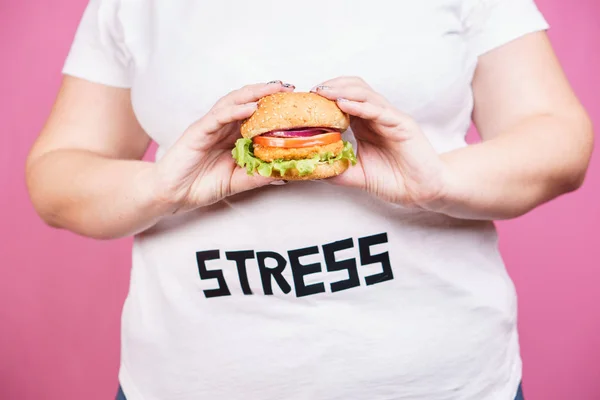 Estrés, comida rápida, bulimia, comer en exceso compulsivo — Foto de Stock