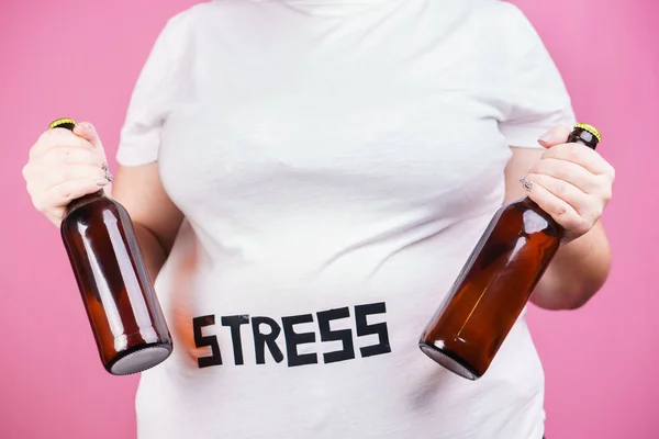 Стресс, пивной живот, избыточный вес, алкоголизм — стоковое фото
