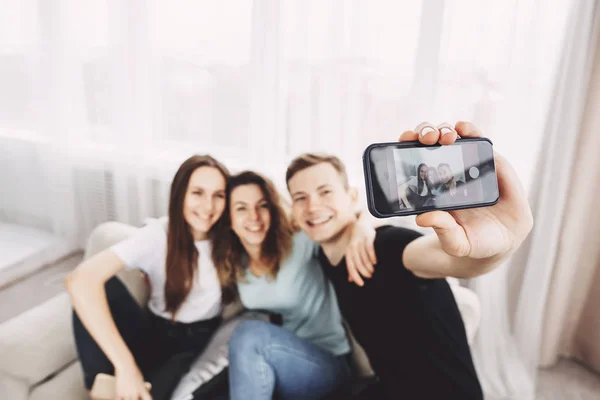 Amicizia, selfie, tempo libero, social media, divertimento — Foto Stock