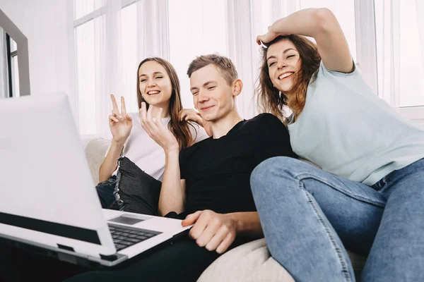 Persone che salutano i loro amici durante la videochiamata — Foto Stock