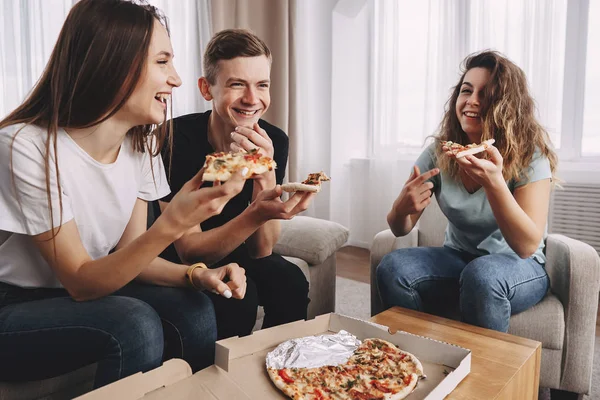 Pizza evés és beszélgetnek otthon fél meg — Stock Fotó