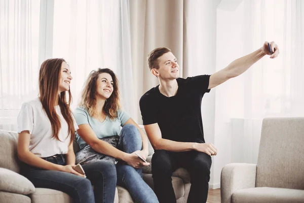 Amici che scattano selfie di gruppo su smartphone — Foto Stock