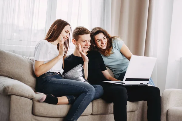 Amicizia Conversazione Tecnologia Moderna Chat Gruppo Giovani Che Salutano Loro — Foto Stock