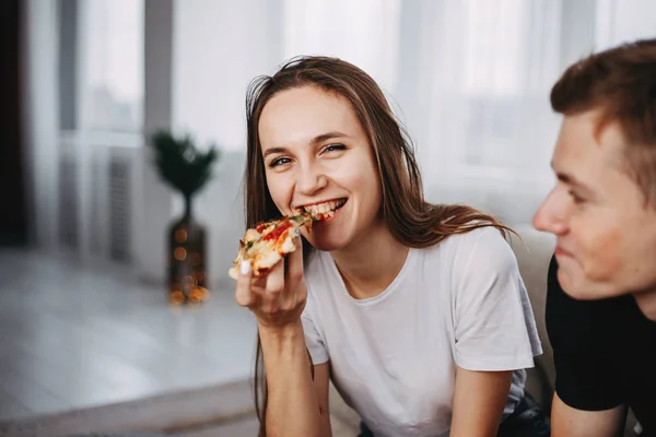 Fiatal, vonzó nő élvezze a pizza, közelről. — Stock Fotó