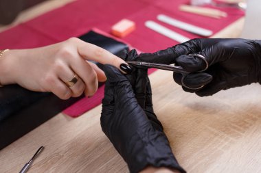 manikürcü cuticles steril makasla toplama