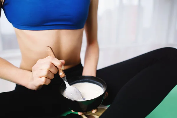Ajuste mujer snacking con proteína smoothie bowl — Foto de Stock