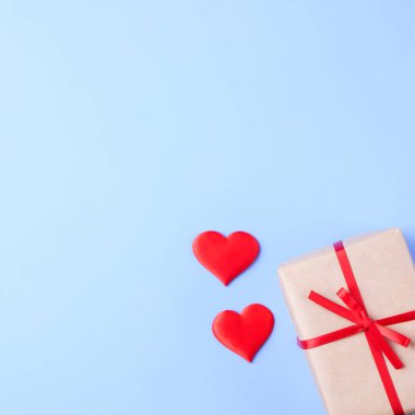 hediye kutusu ile şerit ve kalp süslemeleri şeklinde