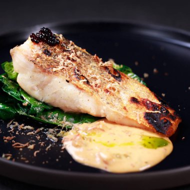 pikeperch ıspanak süsleme ve sos ile