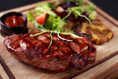 Orta nadir striploin biftek, ızgara ve Barbekü