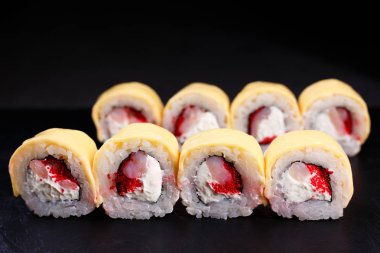 Suşi tarak ile ızgara peynir rulo.