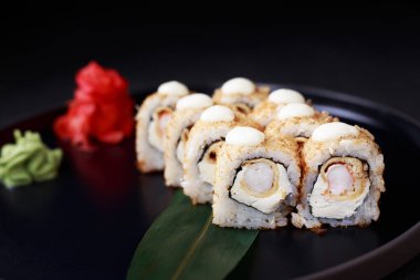 Yengeç tamago omlet ile rulo et, krem peynir