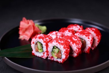 suşi rulo buzağı havyar ile kaplı somon ile