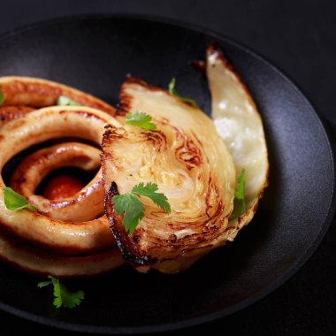 ızgara sosis ve lahana, lezzetli yemek