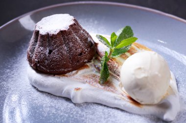 Çikolatalı fondan, lav kek, restoran hizmet