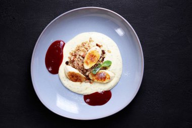 Sağlıklı Kahvaltı, granola muz ve reçel ile