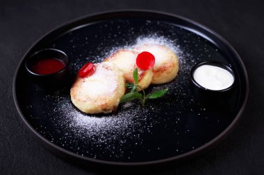 Reçel ve krema ile süzme peynirli gözleme