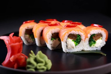 Suşi tamago omlet, chuka ve krem peynir ile