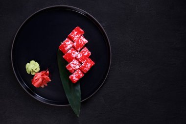 Suşi, Japon yemekleri, lüks restoran menü, lezzetli geleneksel deniz ürünleri. Maki sushi roll somon ve salatalık, ile kaplı ile buzağı havyar, gıda arka plan