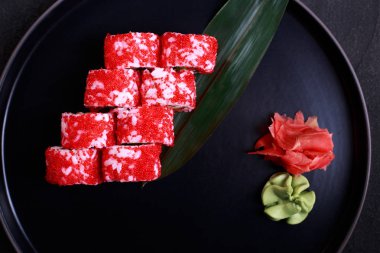 suşi rulo buzağı havyar ile kaplı somon ile