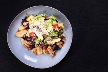 Sezar salatası, geleneksel yemek tarifi, restoran menü