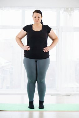 daha önce evde egzersiz genç artı boyutu kadın