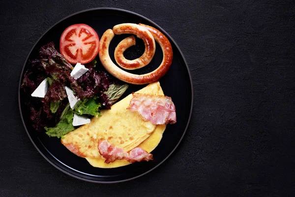 Tortilla con tocino, salchichas y ensalada de verduras —  Fotos de Stock