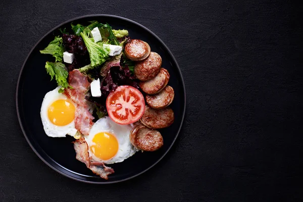 Café da manhã, ovos assados, salsicha e salada — Fotografia de Stock