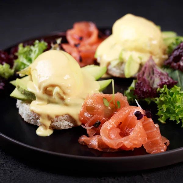 Bread toast and poached egg with smoked salmon — Stock Photo, Image